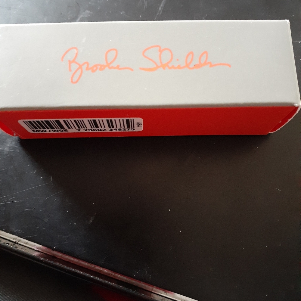 MAC BROOKE  SHIELDS  LIPSTICK  EXCITE